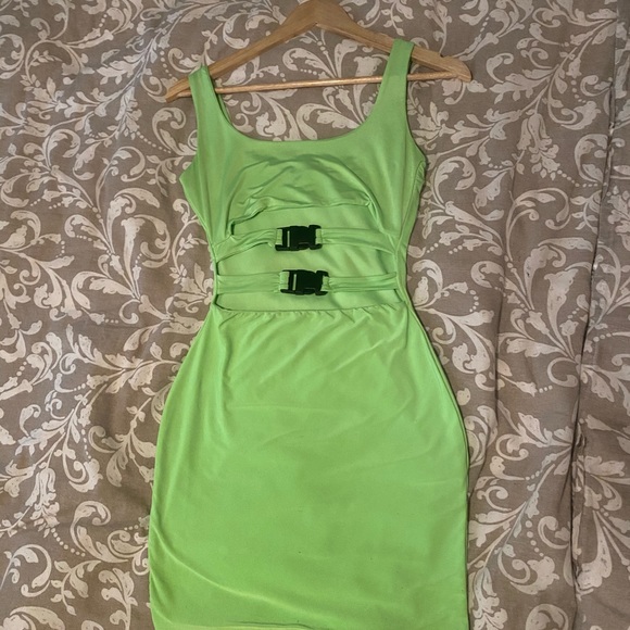 Shape neon lime green slinky buckle detail cut out - Picture 2 of 2
